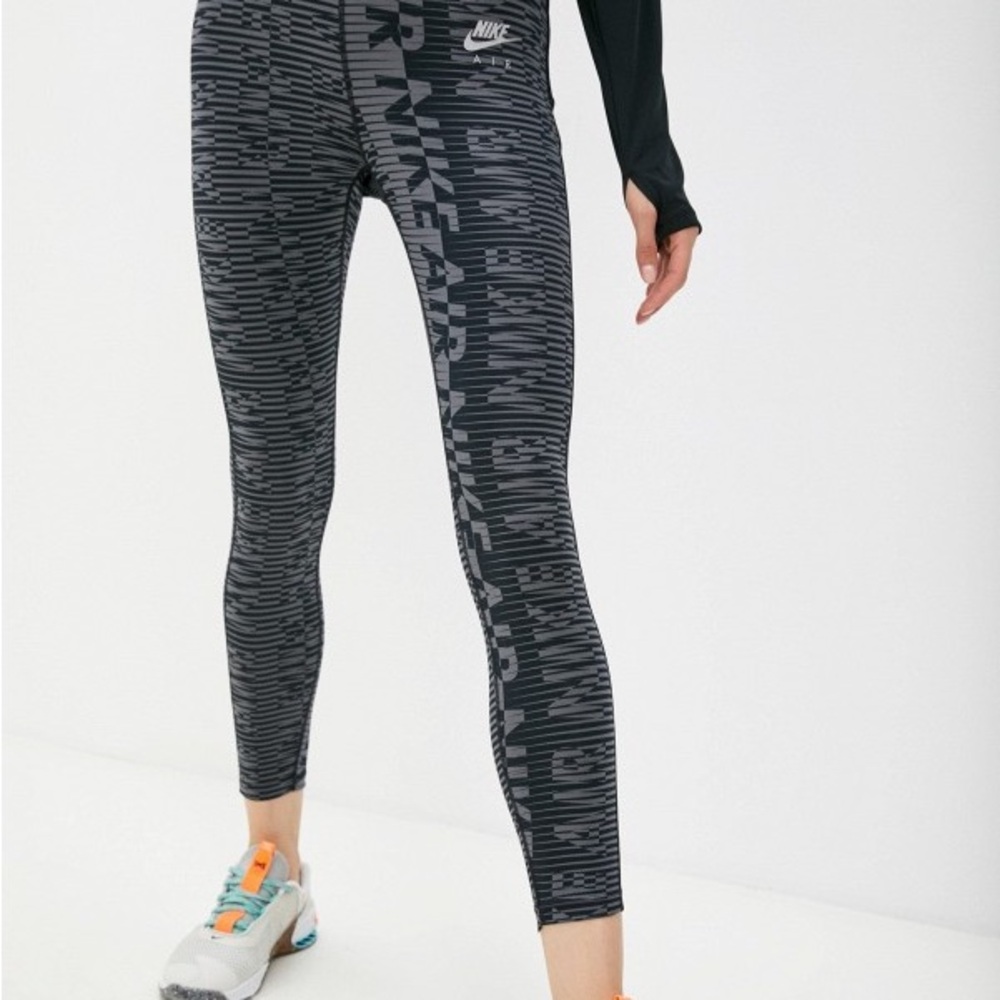 Nike Women's Gray Patterned Leggings